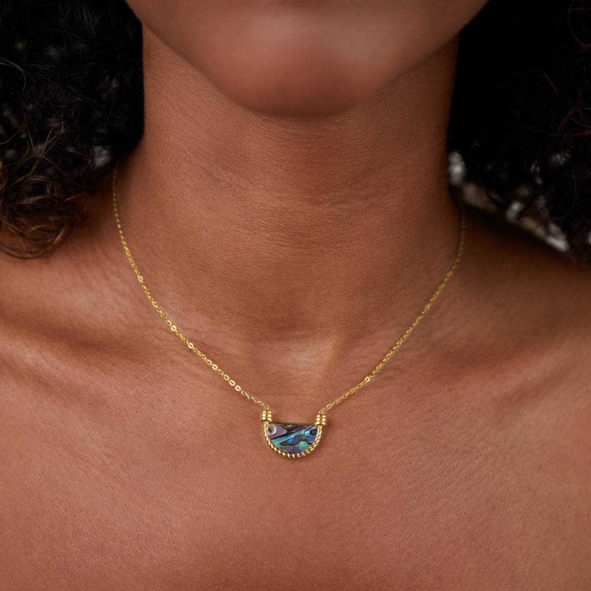 Elisabetta – Collana dorata con pendente a forma di moneta