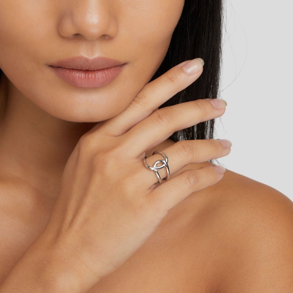 Helena – Anello in argento con elegante curvatura