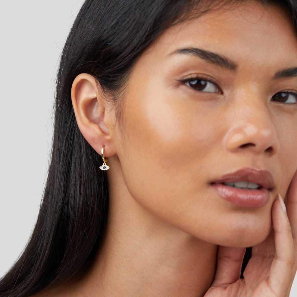 Luana – Orecchini in oro con una delicata perla.