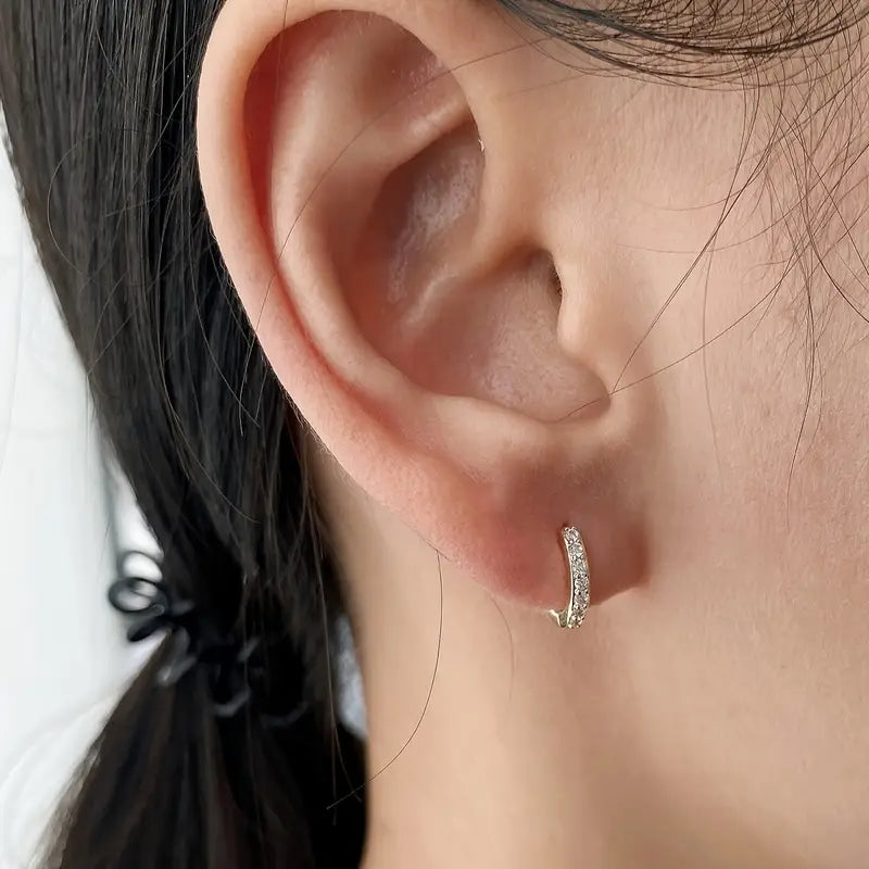 Nora – Orecchini in oro con pietre delicate.