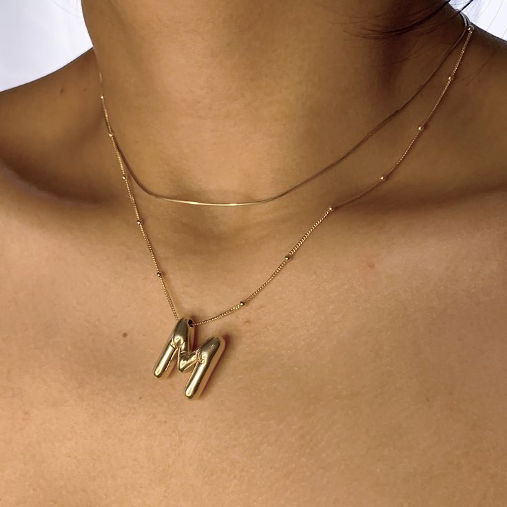 Irena – Zlatý náhrdelník s charmem ve tvaru iniciál.