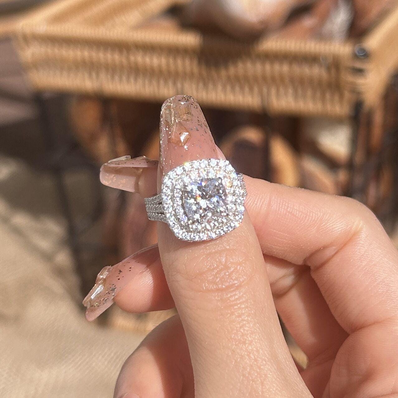 Frieda – Anello solitario con pietra rotonda.