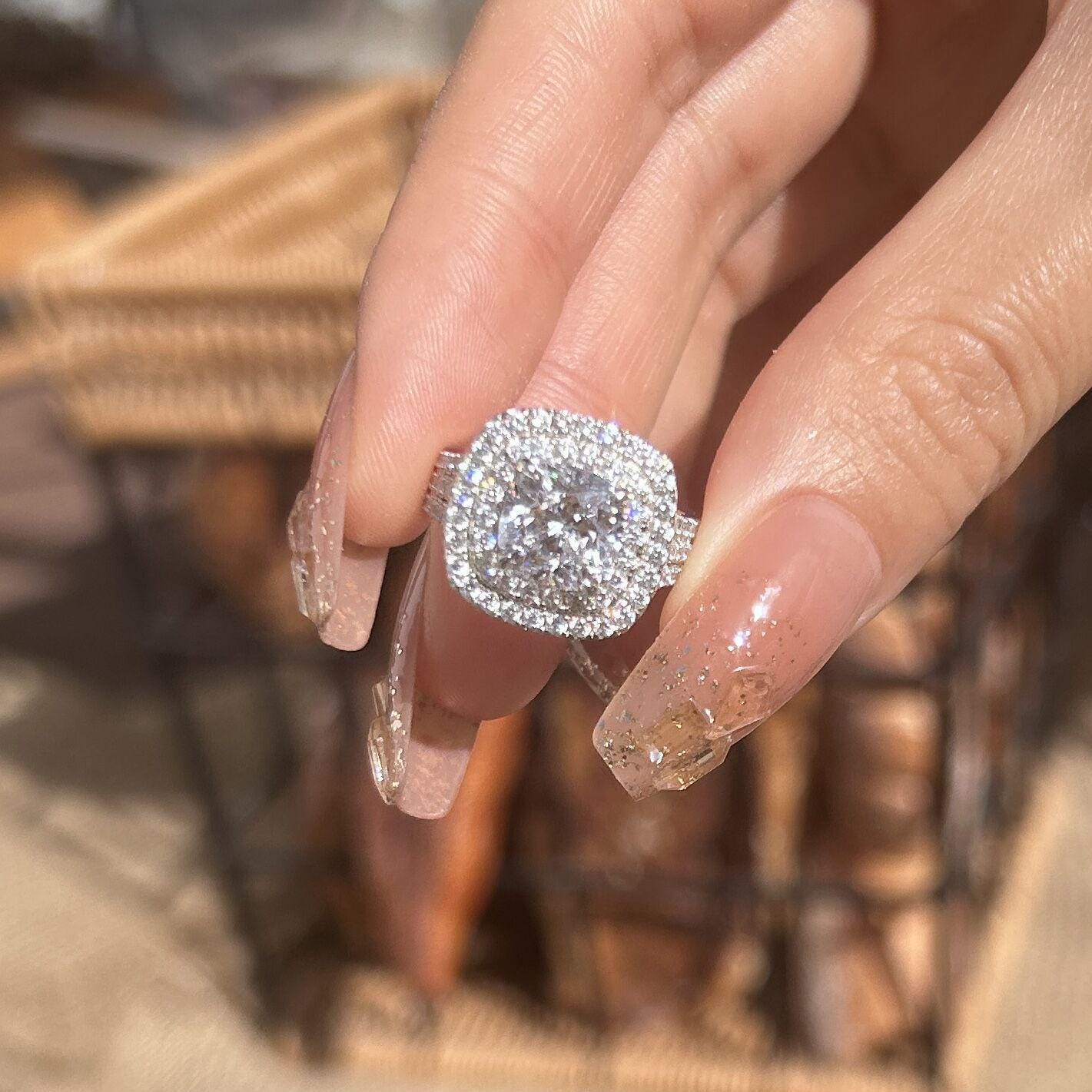 Frieda – Anello solitario con pietra rotonda.