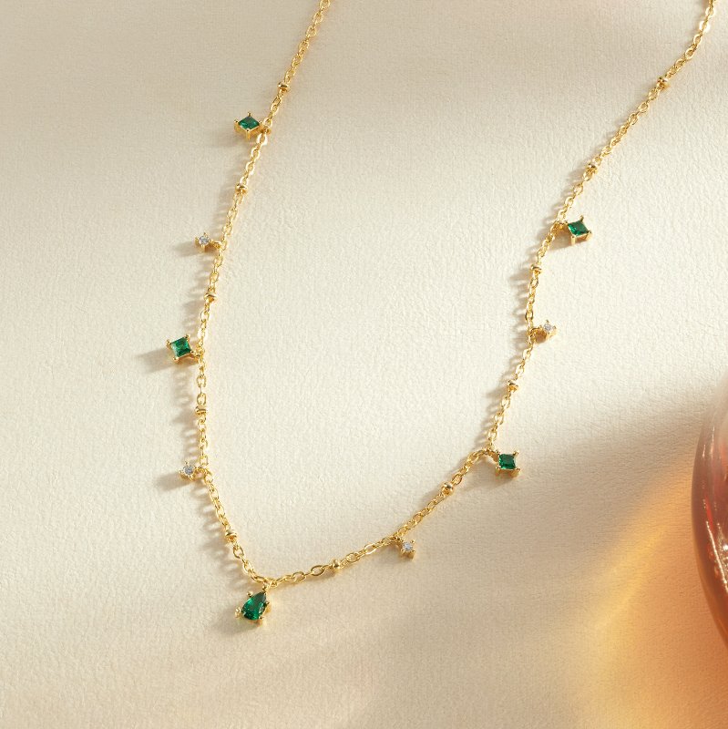 Marta – Collana in oro con pendente verde.