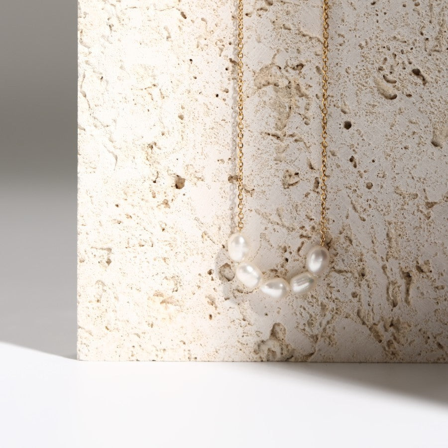 Juliana – Collana dorata dalla struttura minimalista