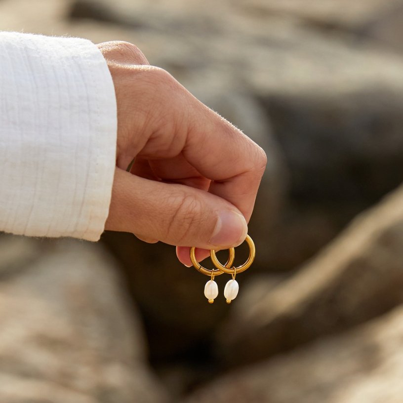 Elisa-Marie – Orecchini dorati con pendente in perla