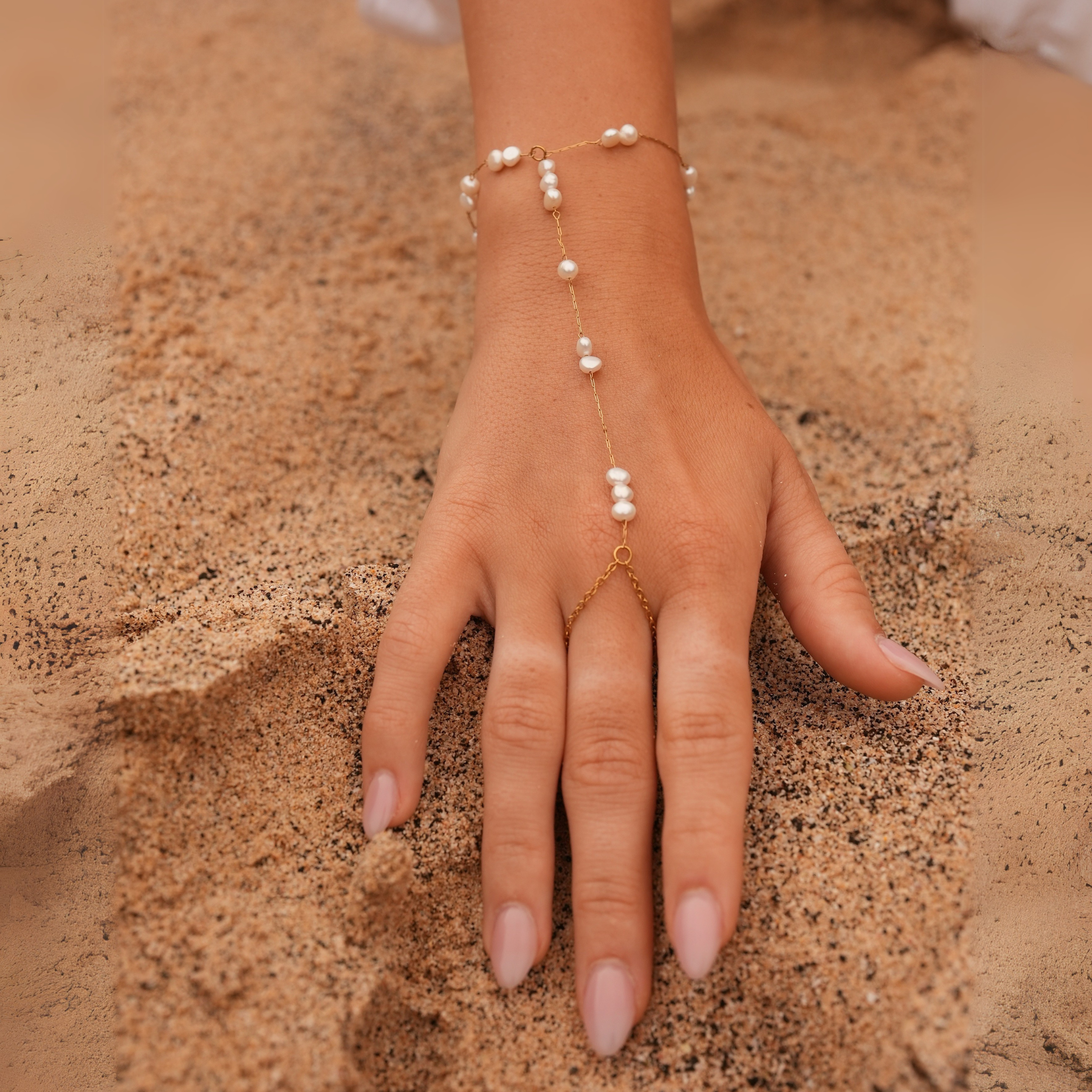 Nora – Catenina dorata delicata con pendente rotondo