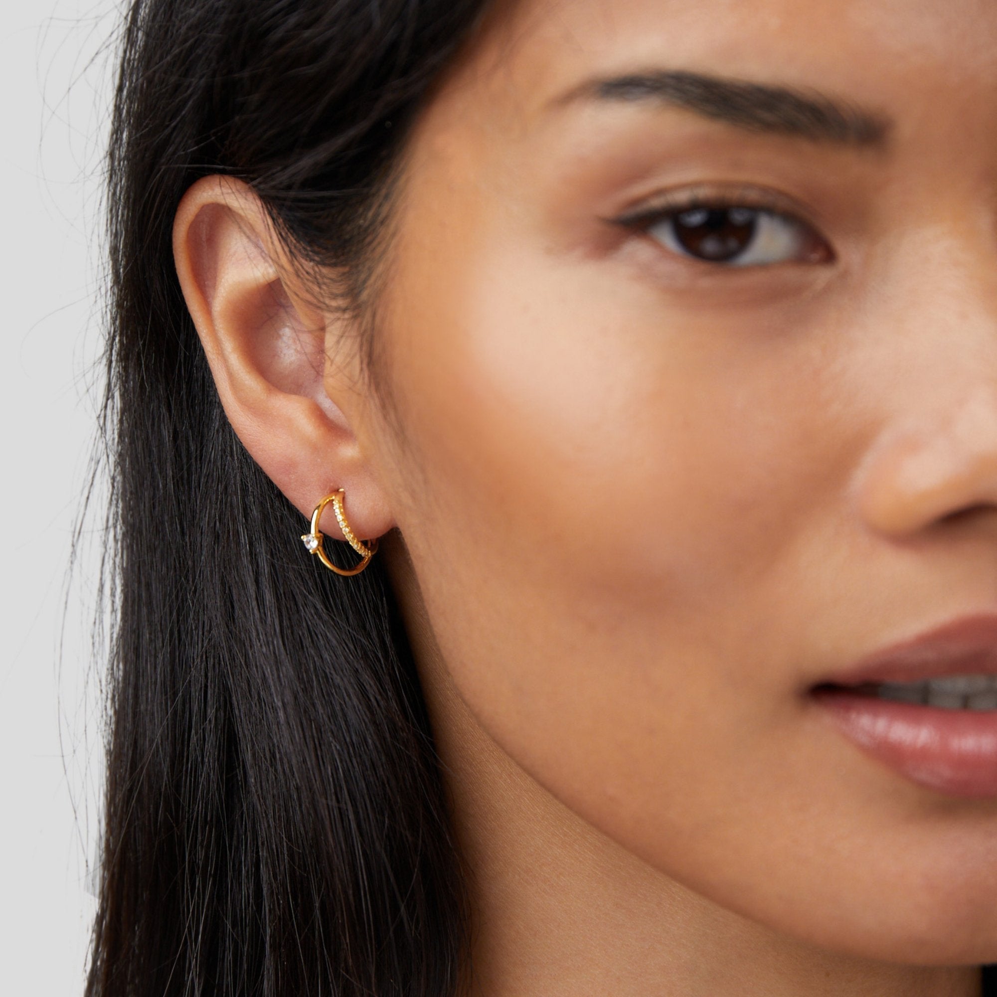 Mariana – Orecchini in argento dalla silhouette stretta.