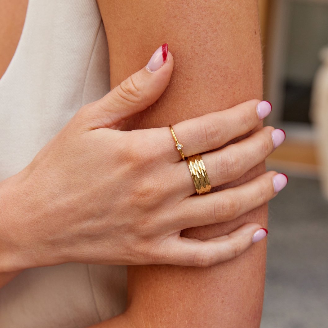 Leonie – Un semplice anello d’oro con una superficie liscia.