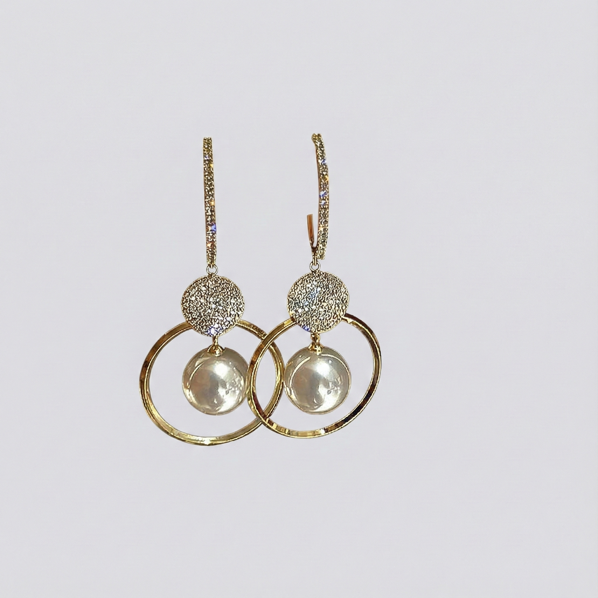 Karolina – Orecchini dorati con chiara forma a goccia