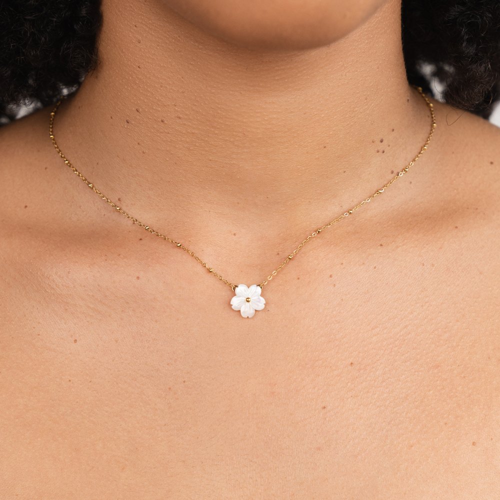 Alena – Collana in oro con pendente a forma di fiore.