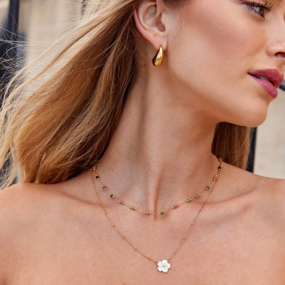 Alena – Collana dorata con pendente floreale