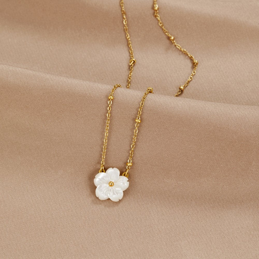 Alena – Collana dorata con pendente floreale