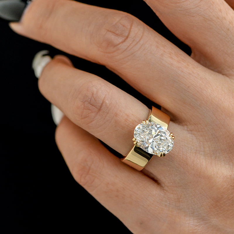 Lara – Anello solitario con pietra rotonda in oro.