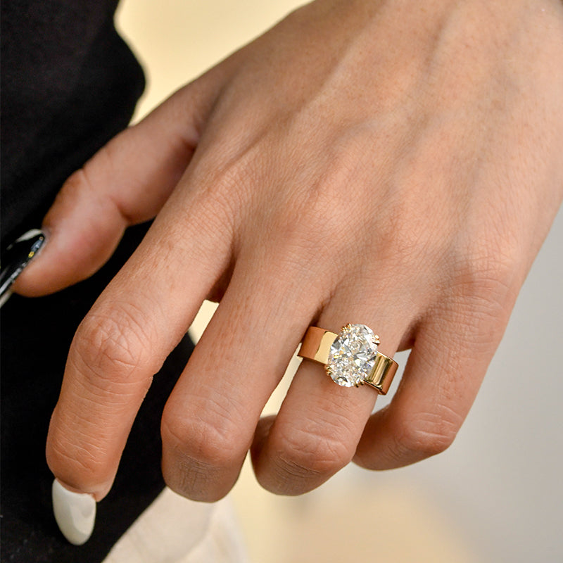 Lara – Anello solitario con pietra rotonda in oro.