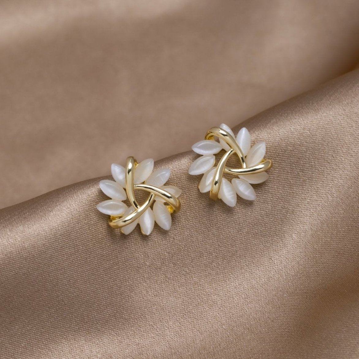 Karolína – Orecchini in oro con mix geometrico.