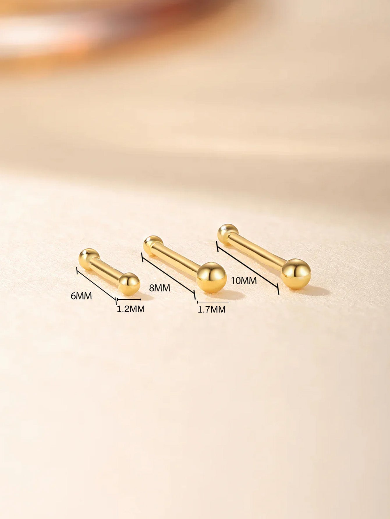 Isabela – Orecchini in oro dalla forma delicata e fluida.