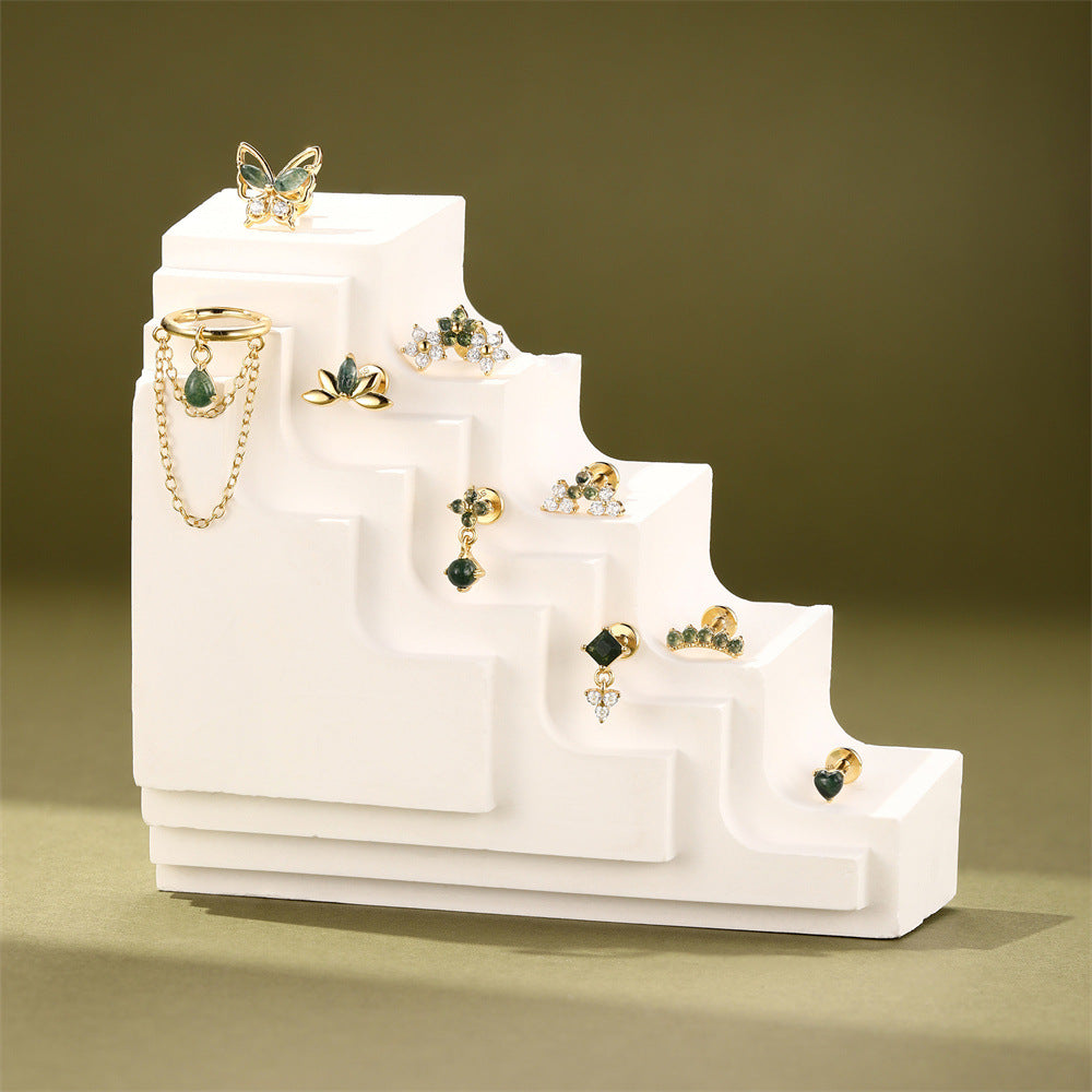 Annika – Orecchini in oro dalla forma pulita e moderna.