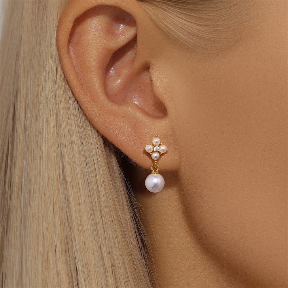 Viktorie – Delicati orecchini in oro con una delicata lucentezza.