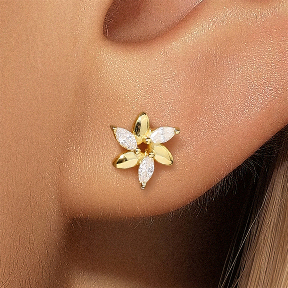 Viktorie – Delicati orecchini in oro con una delicata lucentezza.