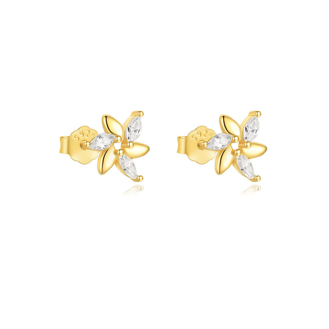 Viktorie – Delicati orecchini in oro con una delicata lucentezza.