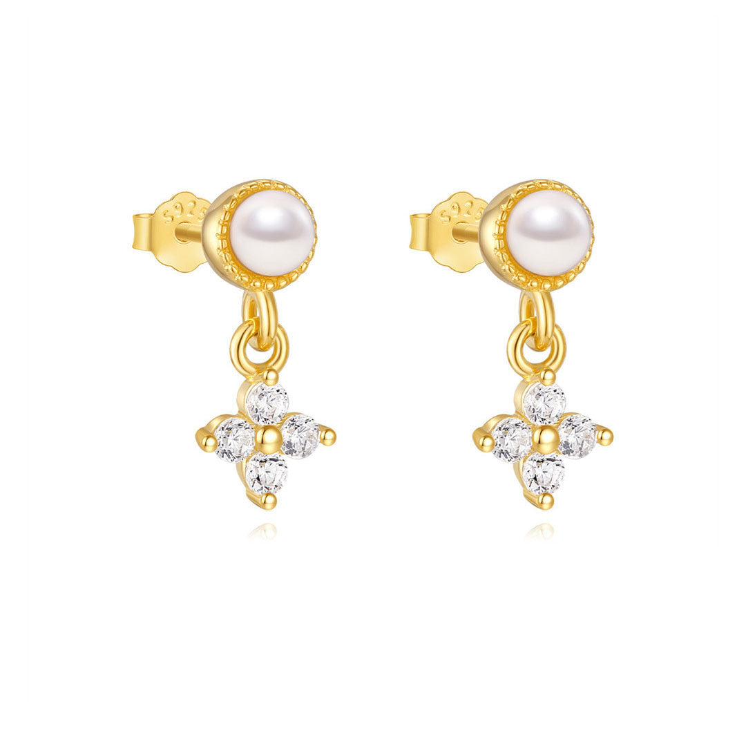 Viktorie – Delicati orecchini in oro con una delicata lucentezza.