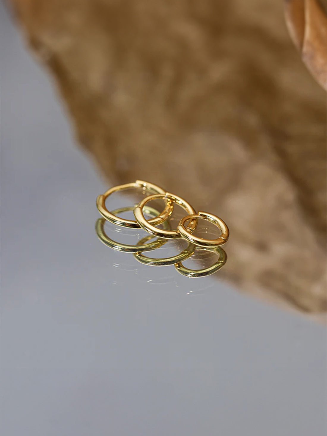 Emilie – Delicati orecchini in oro dalla morbida lucentezza.