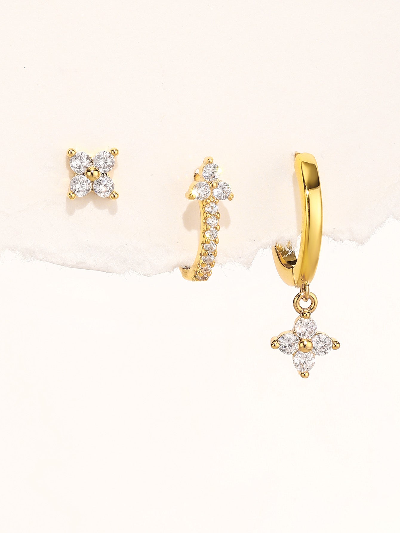 Bianka – Delicati orecchini in oro con riflessi di luce.