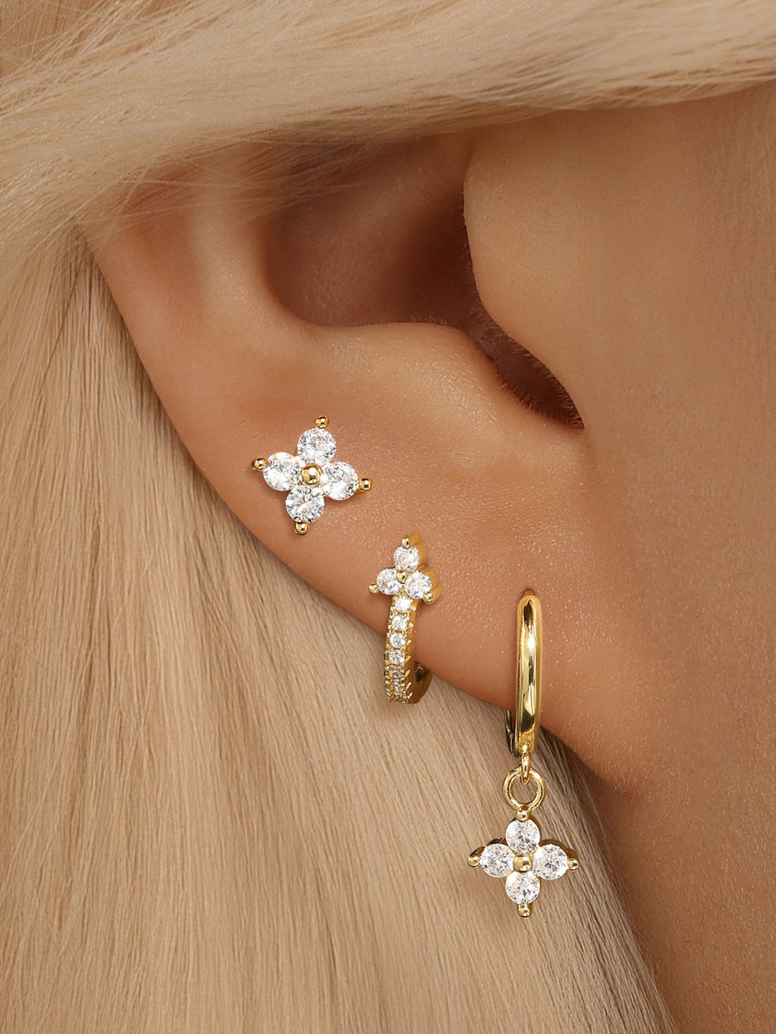 Bianka – Delicati orecchini in oro con riflessi di luce.