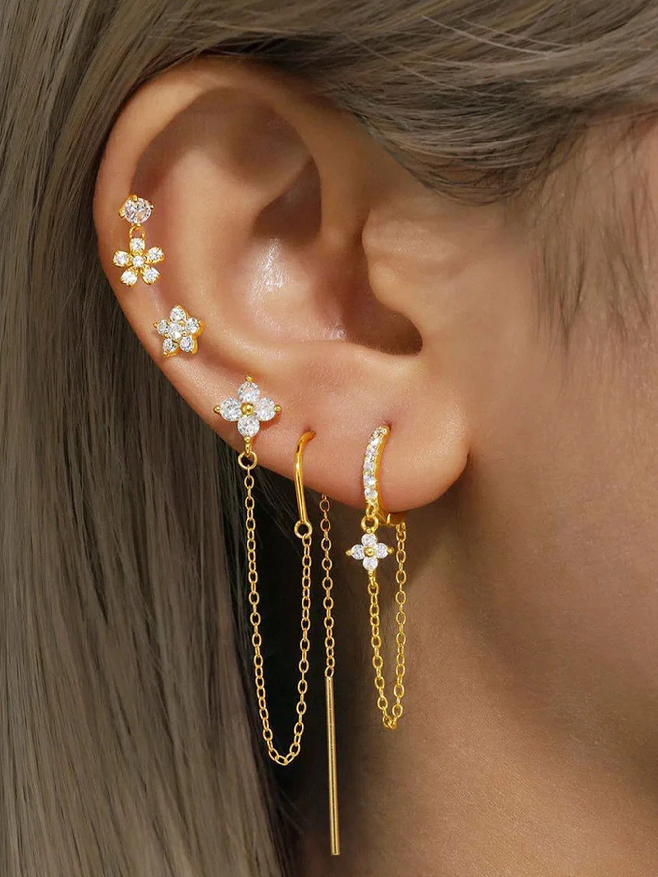 Magdaléna – Orecchini in oro dal design minimalista.