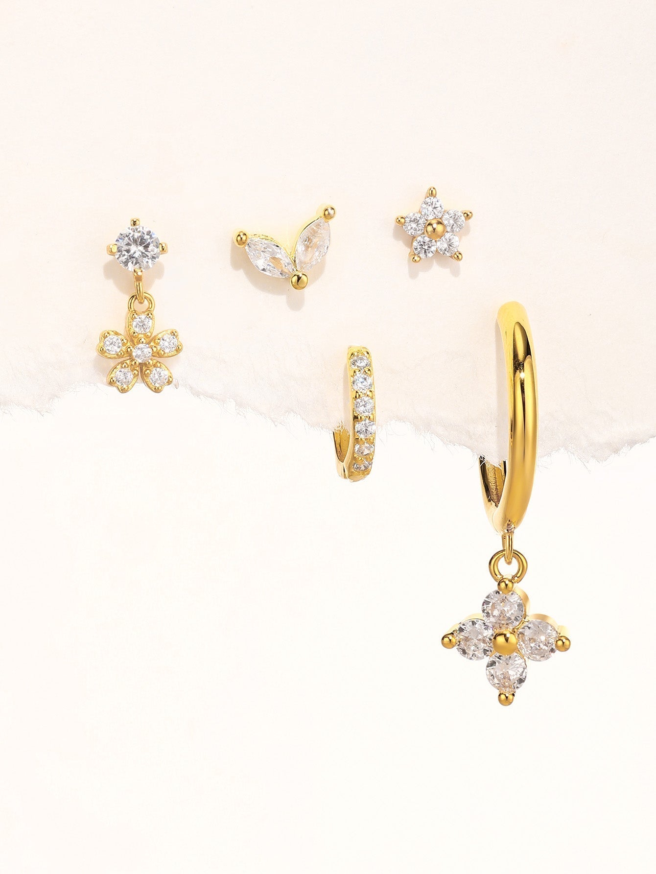 Nora – Delicati orecchini in oro dalla forma chiara.