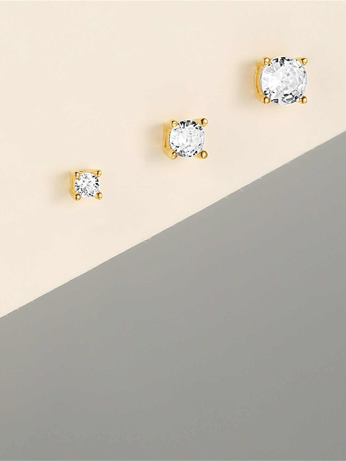 Evelína – Delicati orecchini in oro con curve eleganti.