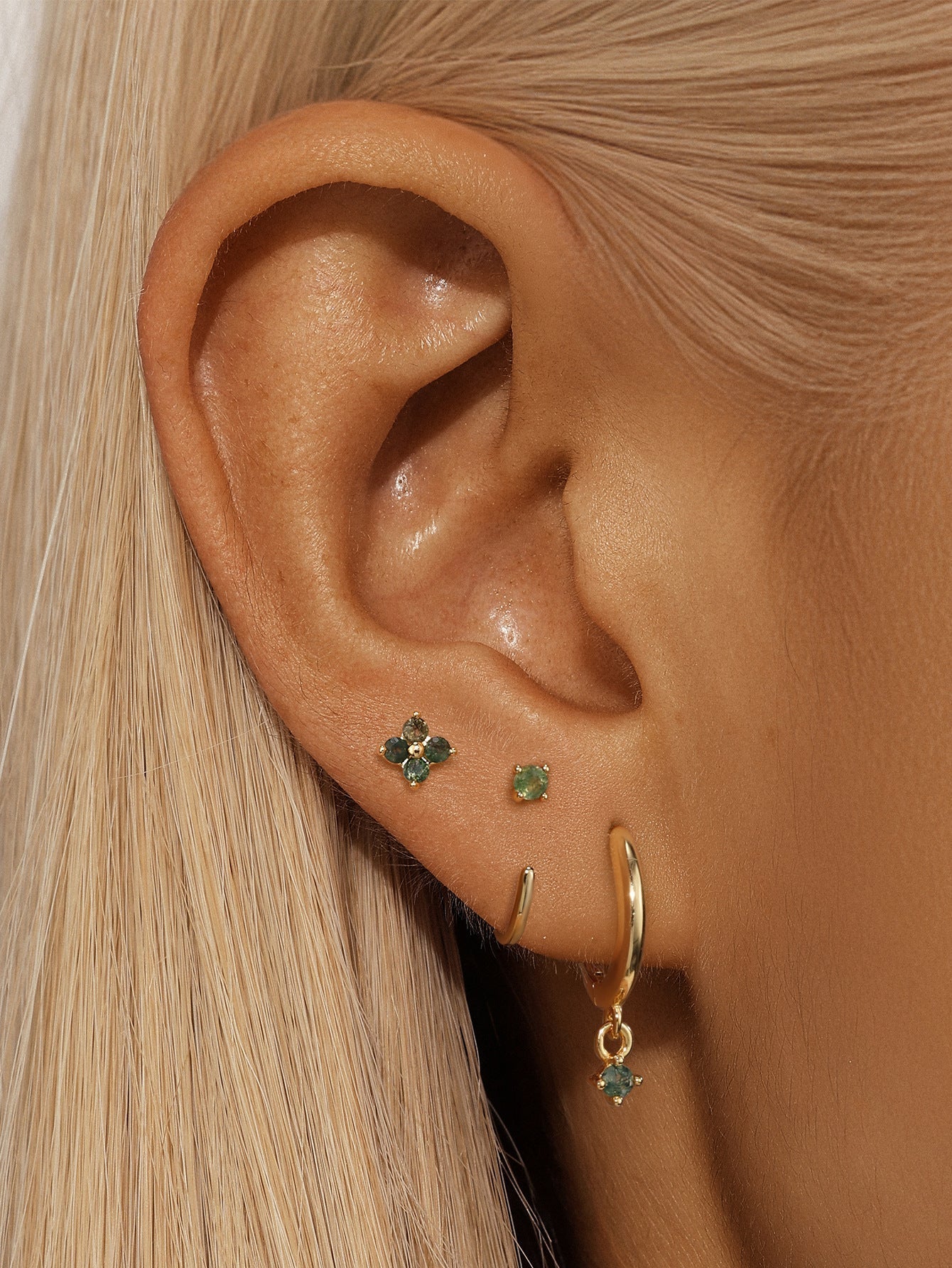 Mona – Orecchini in oro dal design fluido.