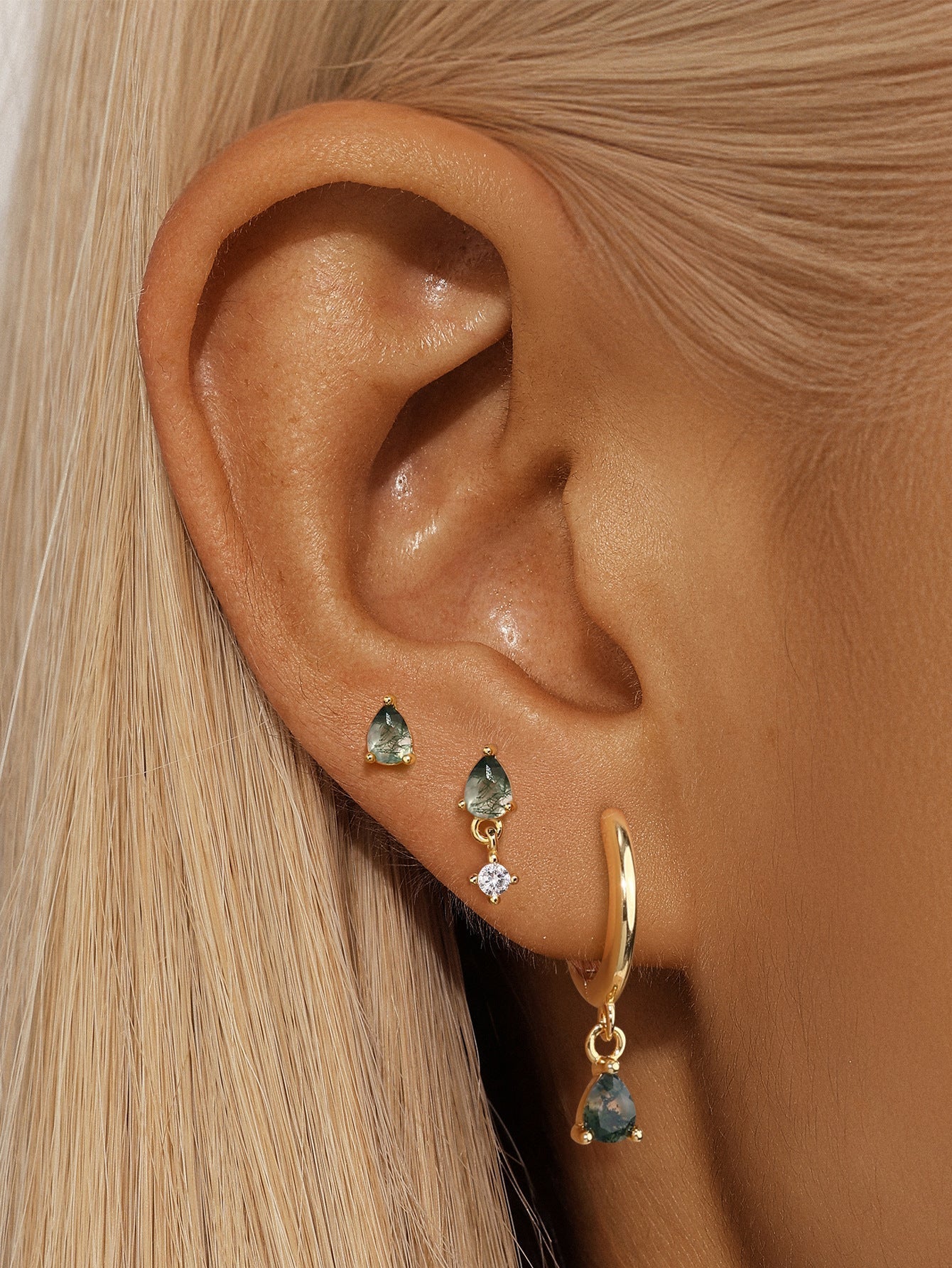 Mona – Orecchini in oro dal design fluido.