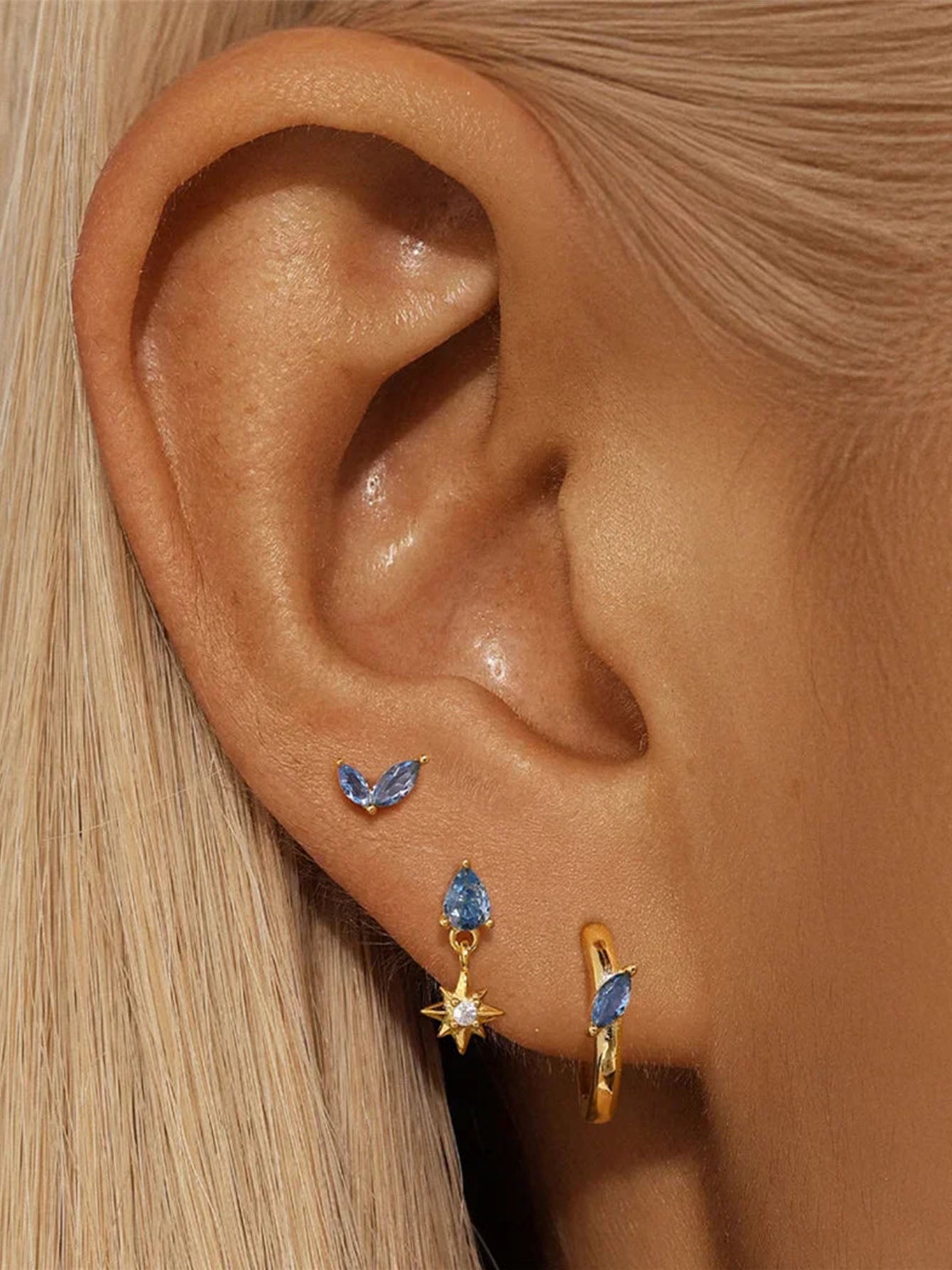 Petra – Delicati orecchini in oro dal design organico.