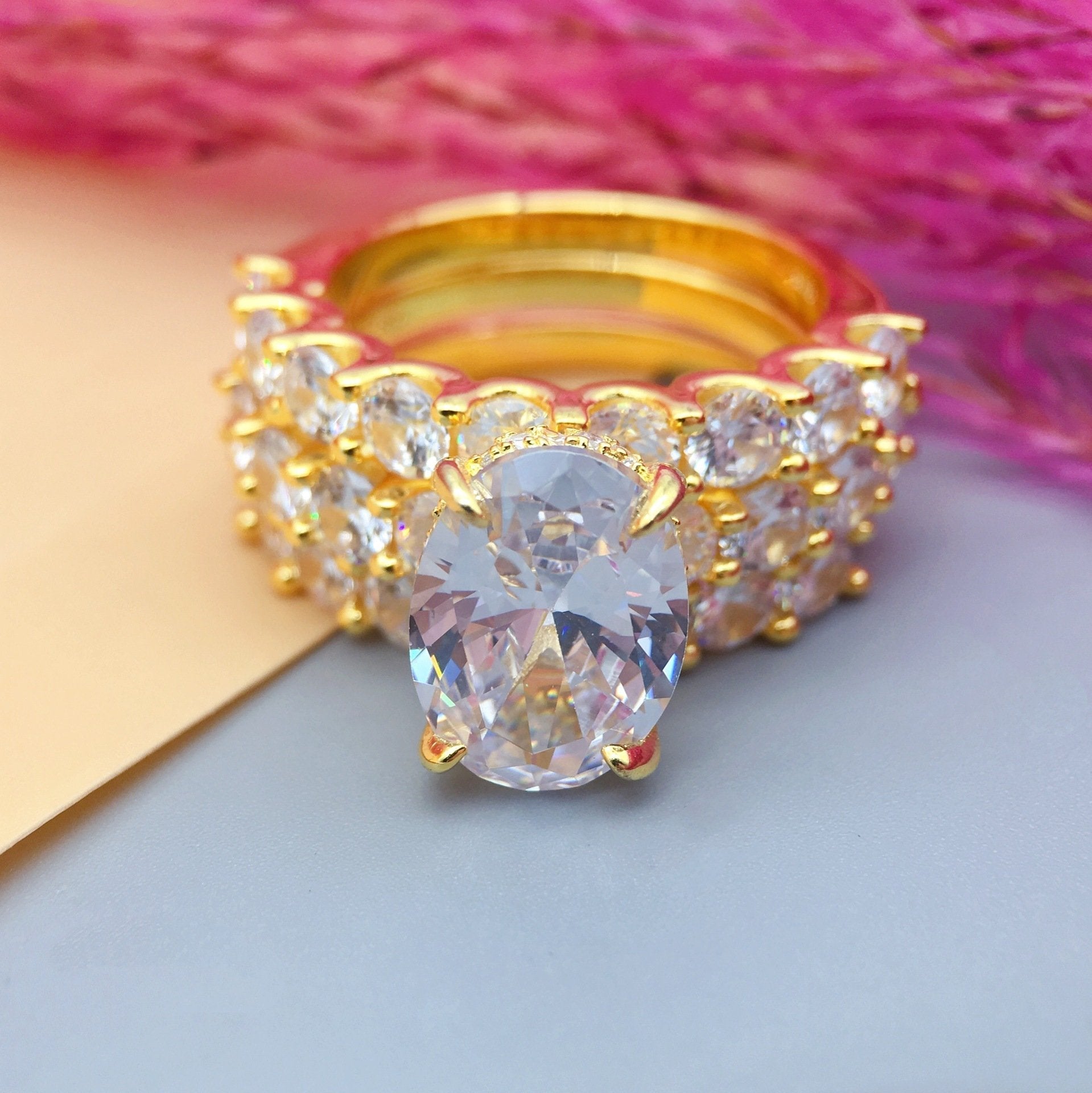 Greta – Anello in argento con diamanti e ornamento.