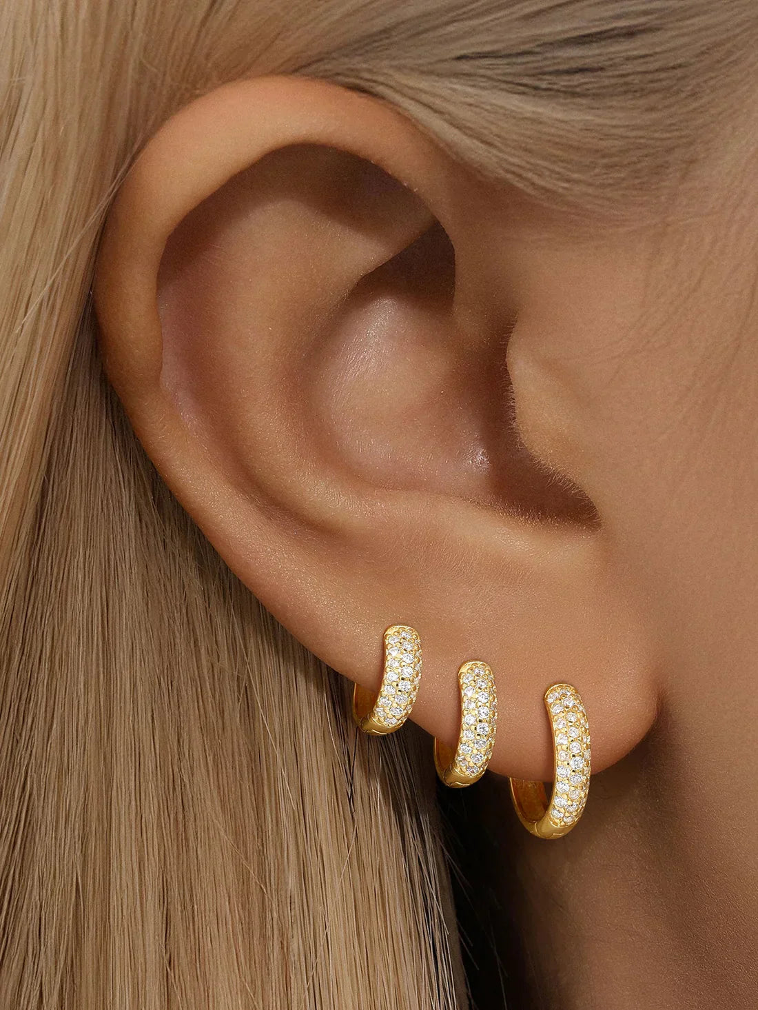 Sina – Orecchini in oro dall’eleganza minimalista.