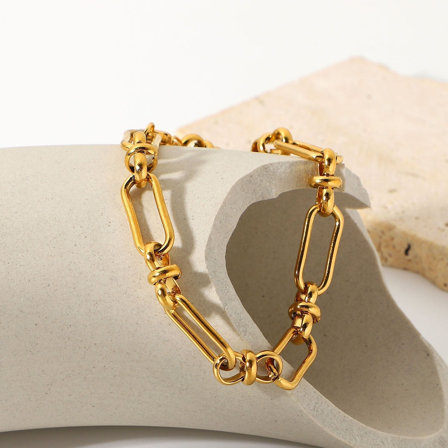 Marisa – Bracciale in oro con una delicata doppia struttura.