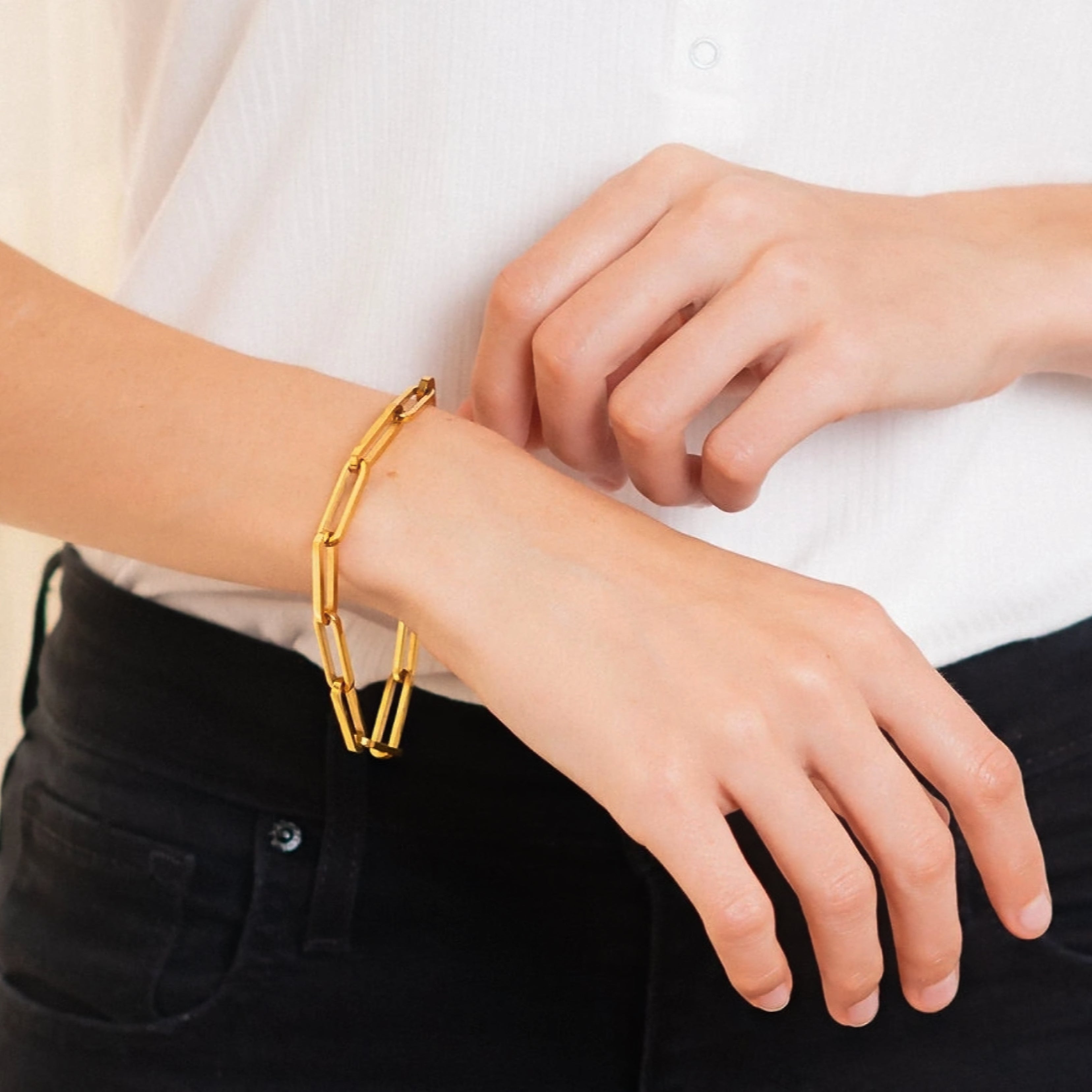 Anna – Bracciale in oro con design a strati.