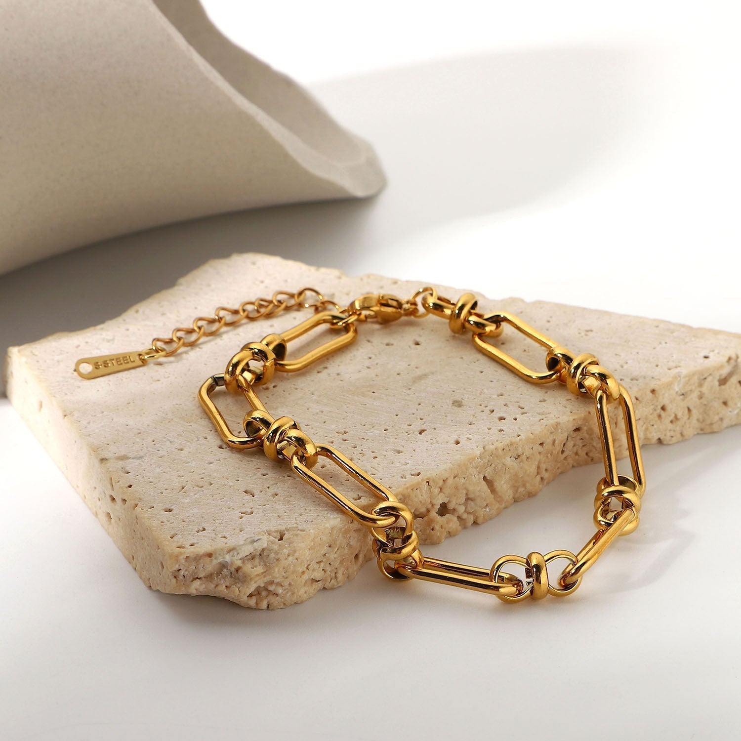 Marisa – Bracciale in oro con una delicata doppia struttura.