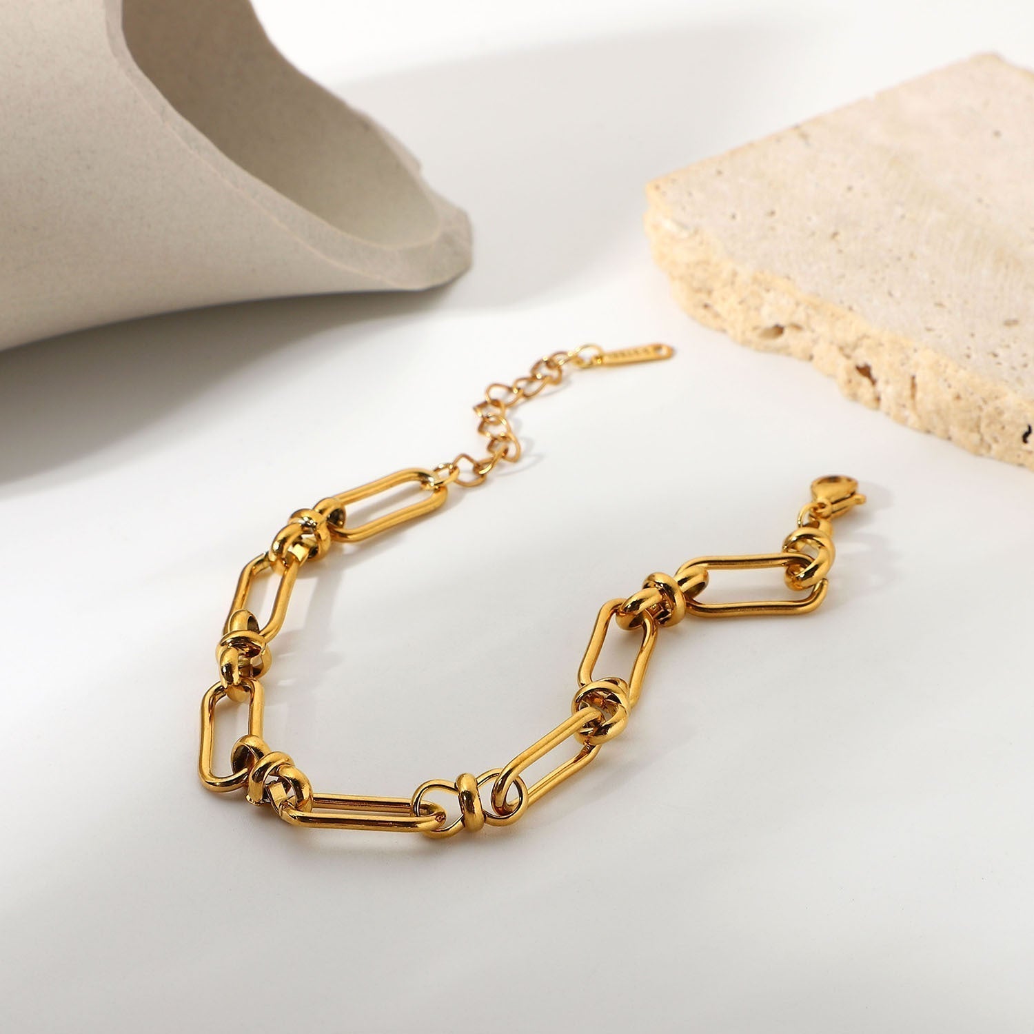 Marisa – Bracciale in oro con una delicata doppia struttura.