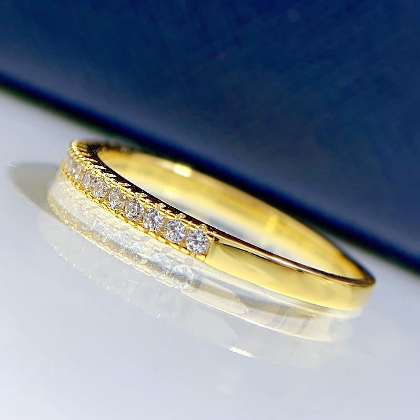 Alena – Anello eternity stretto con pietre scintillanti.