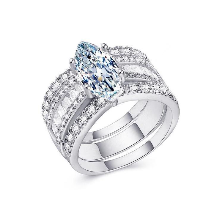 Veronika – Anello con diamanti e dettagli in oro.