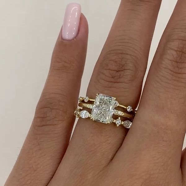 Nora – Anello di diamanti con design a strati.