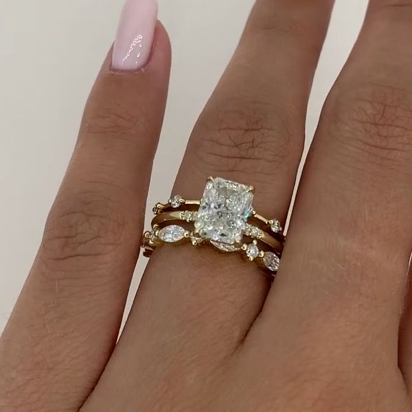 Nora – Anello di diamanti con design a strati.