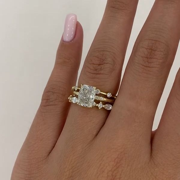 Nora – Anello di diamanti con design a strati.