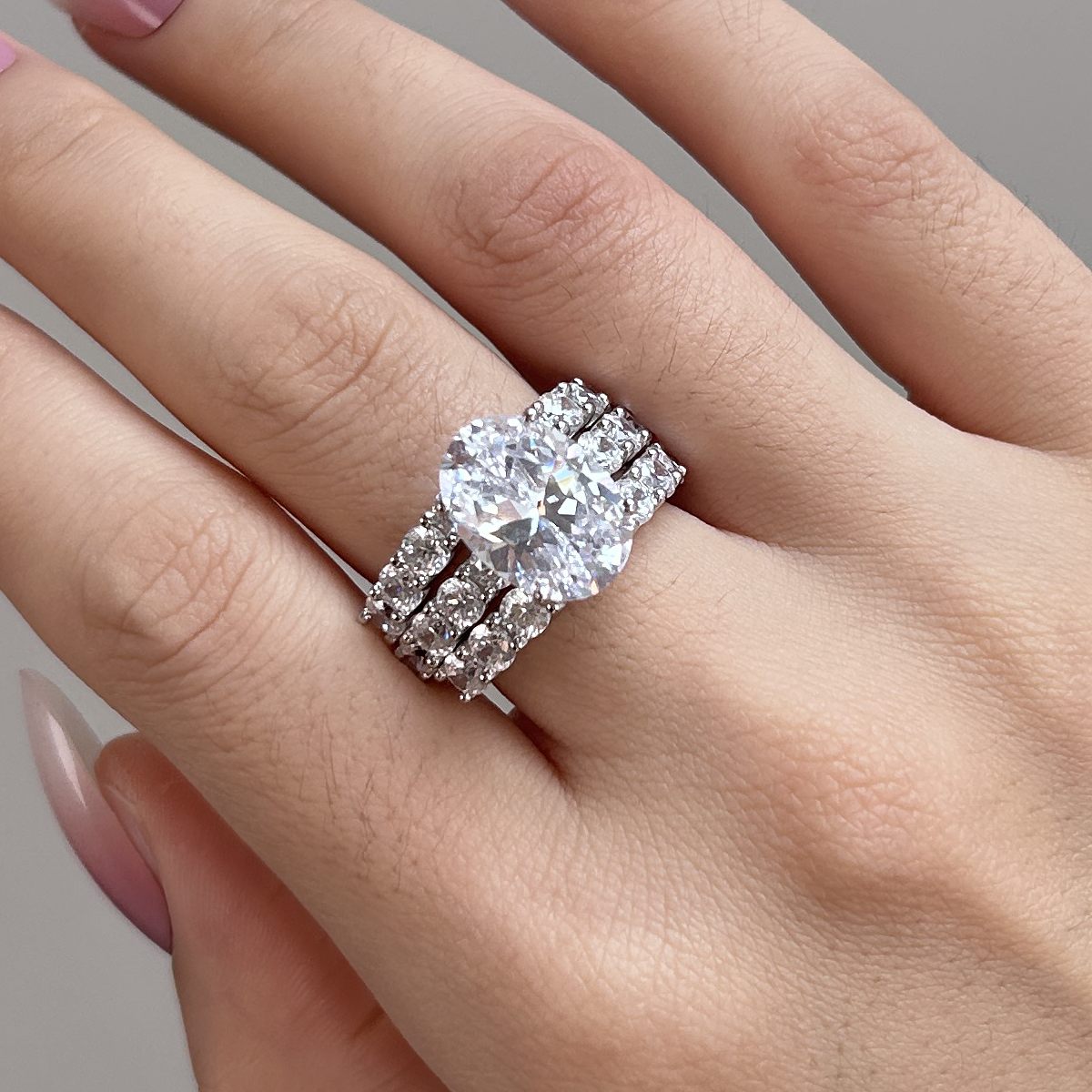 Greta – Anello in argento con diamanti e ornamento.