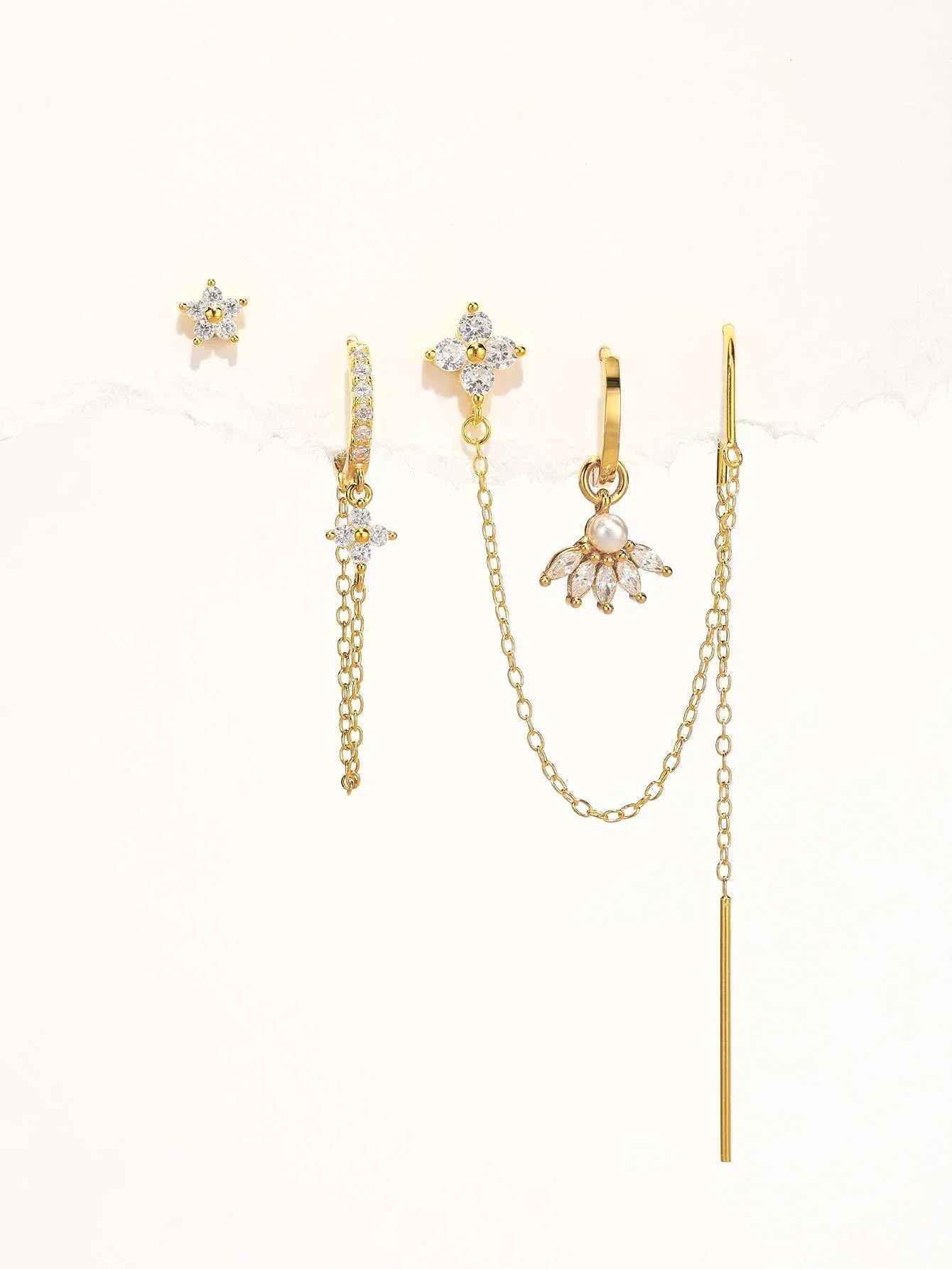 Clarissa – Orecchini in oro dalla delicata forma quadrata.