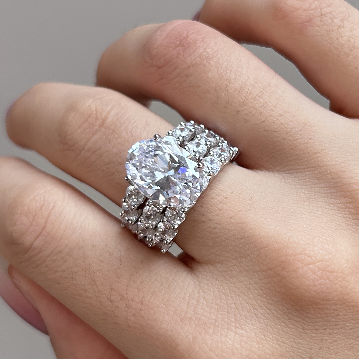 Greta – Anello in argento con diamanti e ornamento.