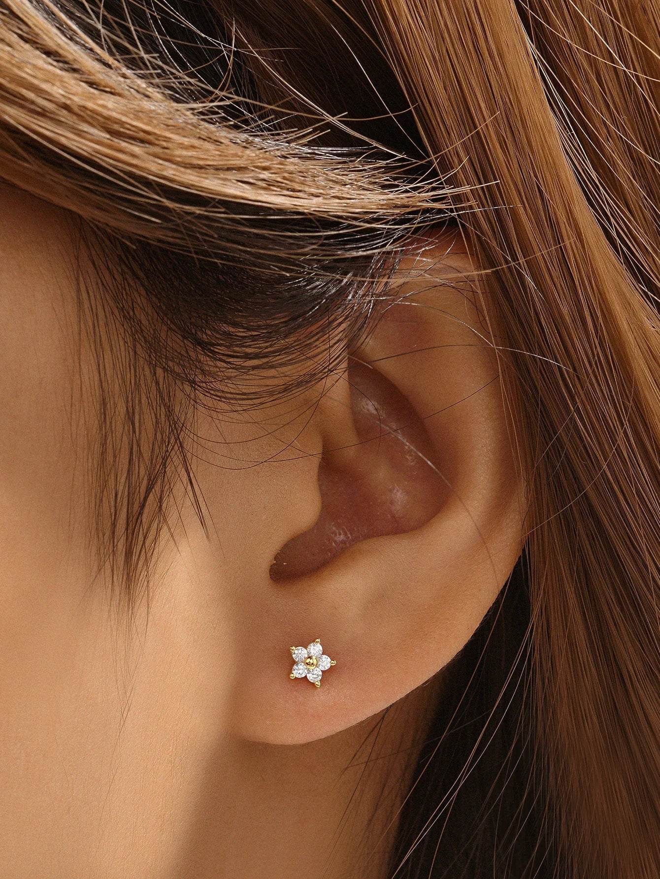 Clarissa – Orecchini in oro dalla delicata forma quadrata.